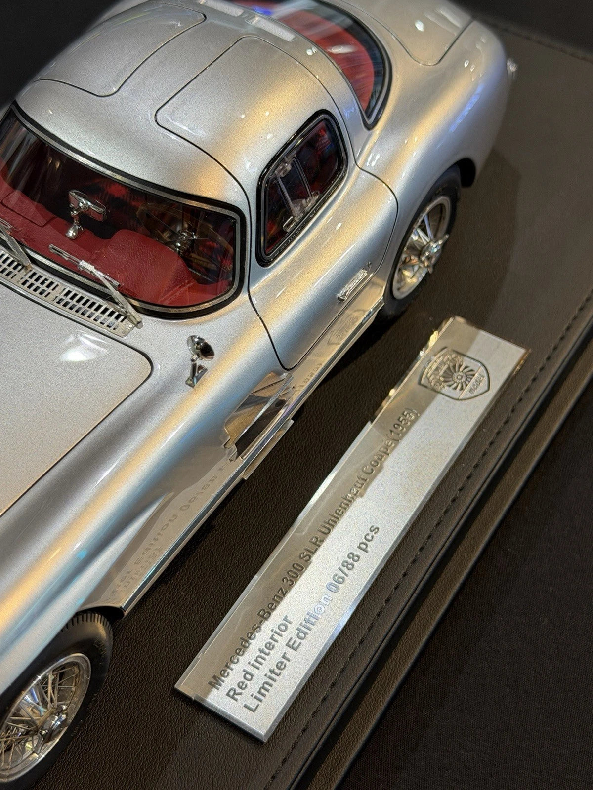 V8 Model 1/18 Mercedes Benz 300SLR Uhlenhaut Coupe (1955)