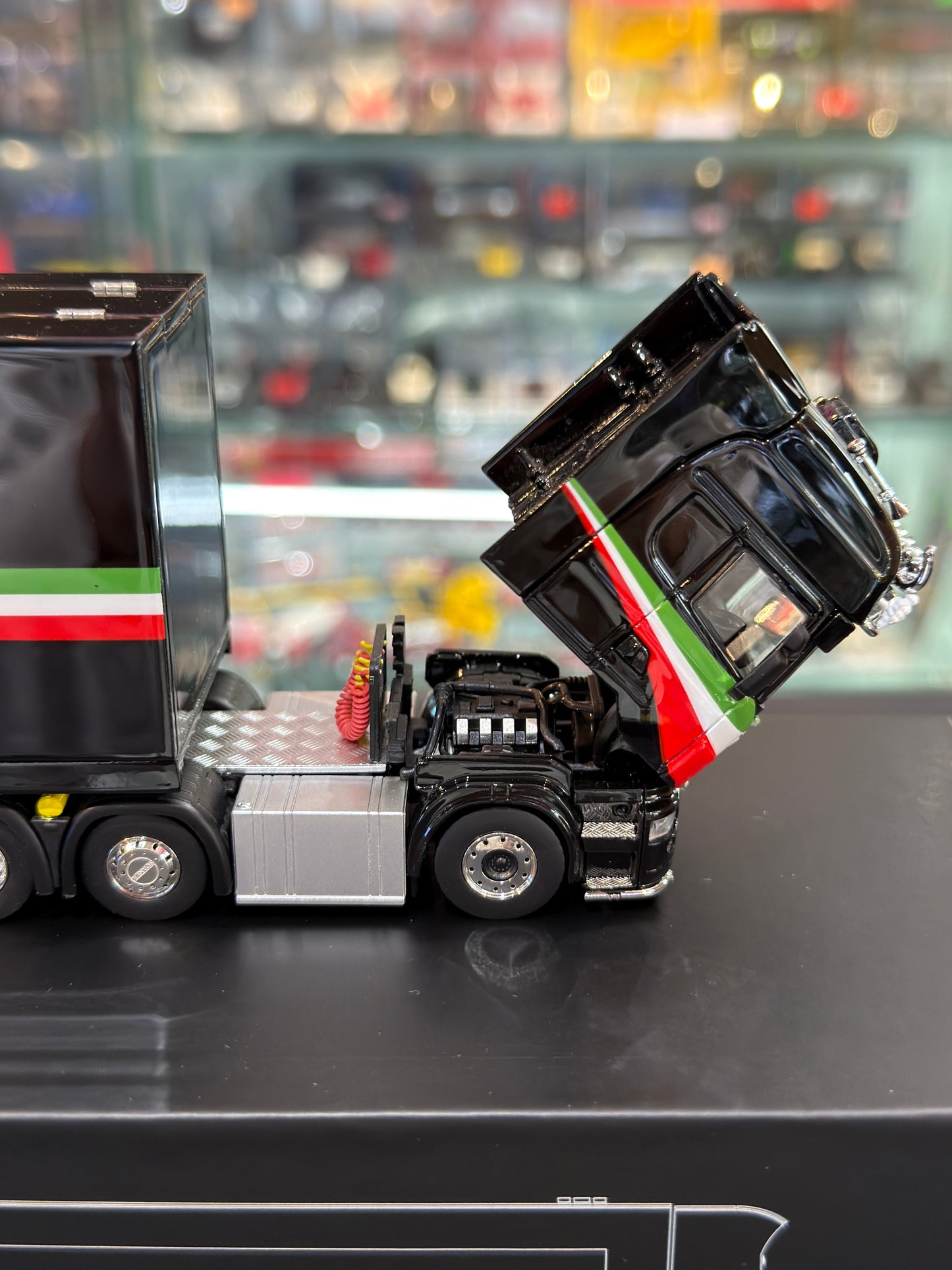 Henson & Heaven 1/64 SCANIA Pagani Race Gullwing Trailer (Opening Diecast)