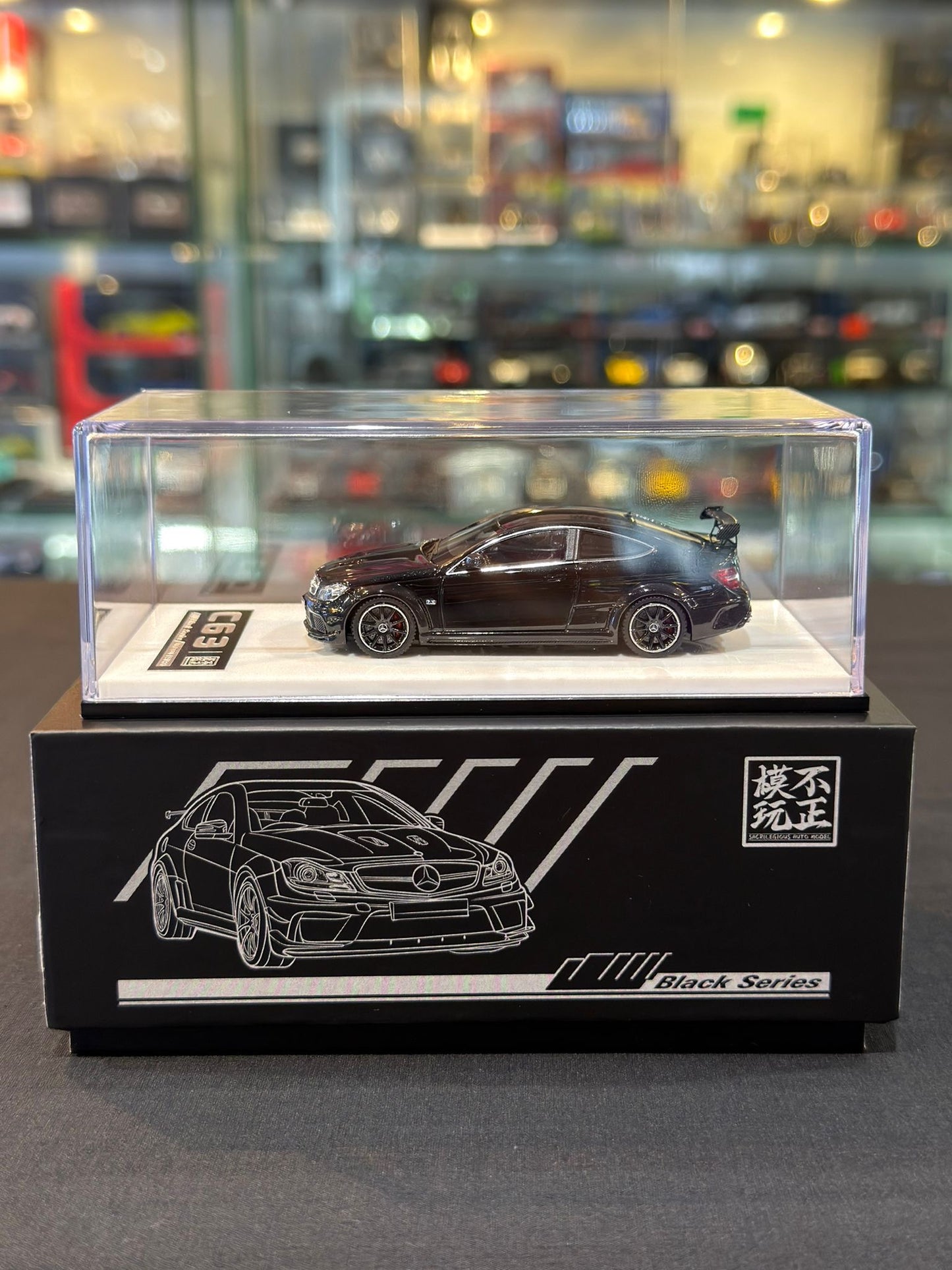 SAM 1/64 Mercedes-Benz C63 W204 AMG Black Series (Obsidian Black)