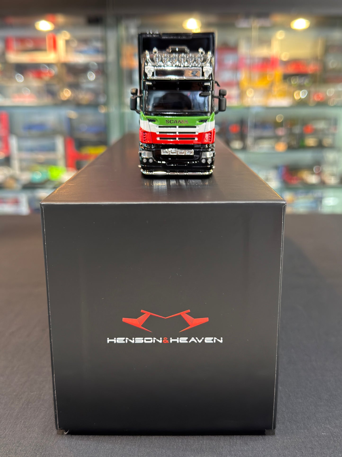 Henson & Heaven 1/64 SCANIA Pagani Race Gullwing Trailer (Opening Diecast)