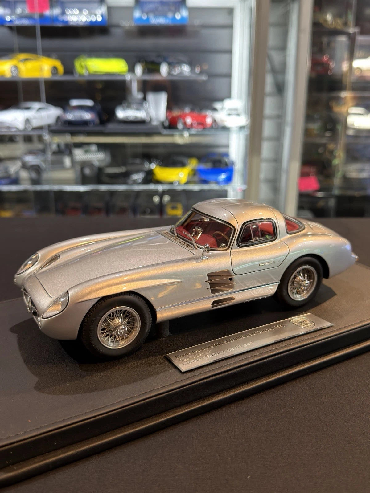 V8 Model 1/18 Mercedes Benz 300SLR Uhlenhaut Coupe (1955)