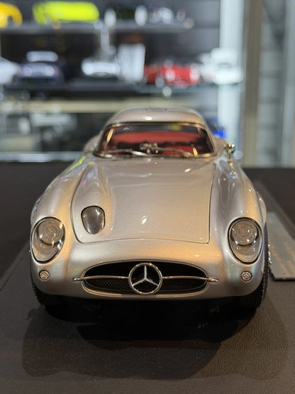 V8 Model 1/18 Mercedes Benz 300SLR Uhlenhaut Coupe (1955)