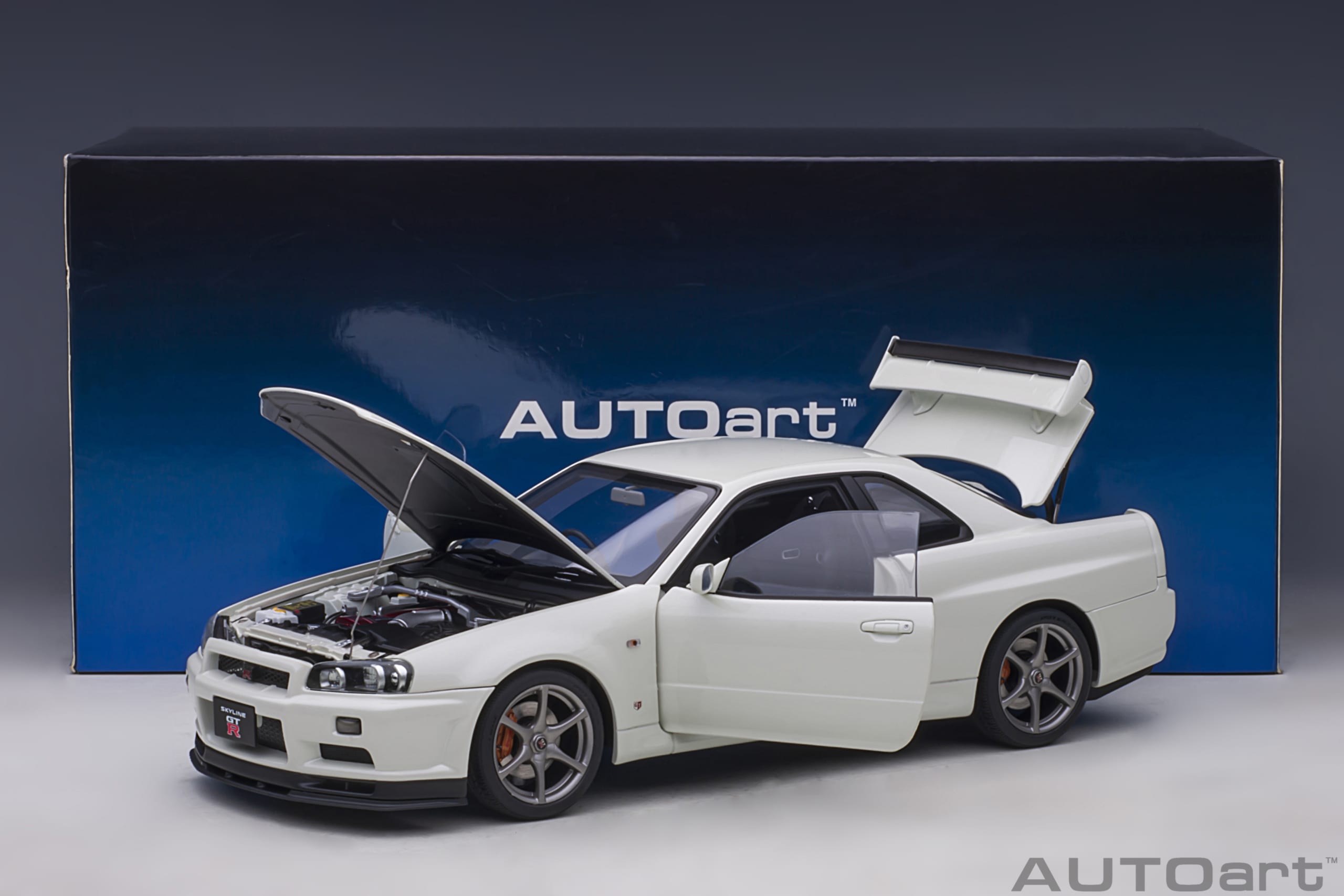 AutoArt Nissan Skyline GT-R (R34) V-SPEC II (White Pearl)