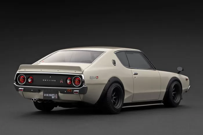 IG3456 NISSAN Skyline 2000 GT-R (KPGC110) Ivory White 1/18 Ignition Model - Image 2